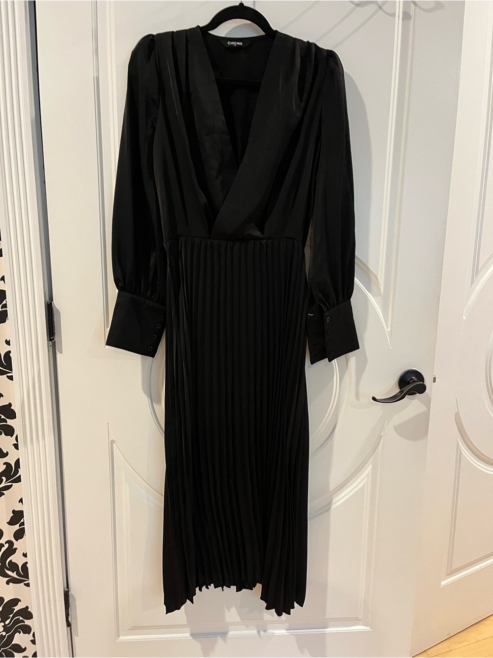 chic Black Long Sleeve Pleated Midi Dress